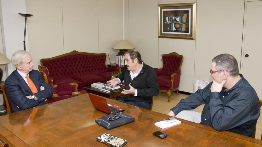 Álvaro Marchesi, Rafael Reig y Manuel Fernández-Cuesta durante la entrevista. 