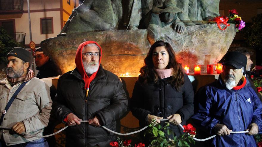 Activistas de la memoria histórica, atados alrededor del monumento a las víctimas del franquismo.