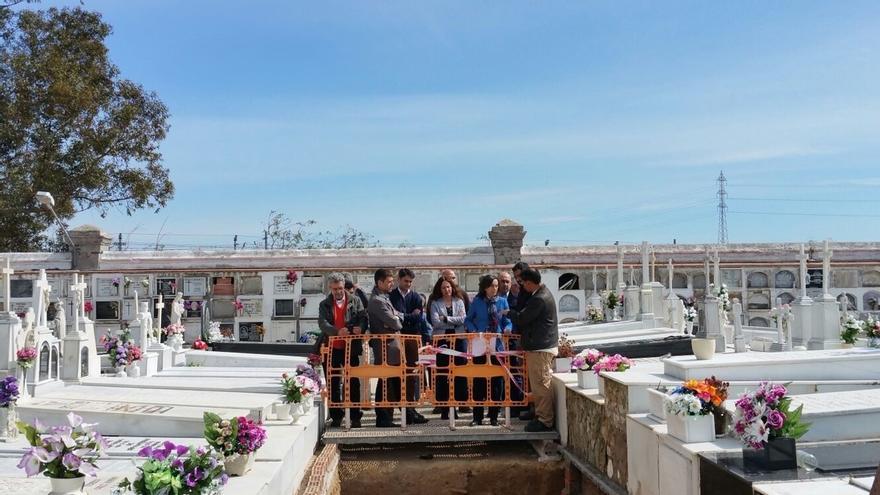 Aguilar invita a los miembros de la Comisión de Cultura a visitar la fosa del cementerio de Puerto Real