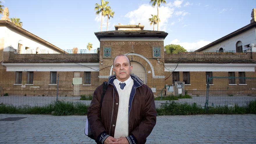 Antonio Gutiérrez Dorado, frente a la antigua cárcel de Sevilla. / Foto: Luis Serrano.
