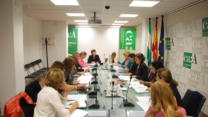 La presidenta del Consejo Audiovisual de Andalucía (CAA), Emelina Fernández Soriano, en la presentación del informe. 