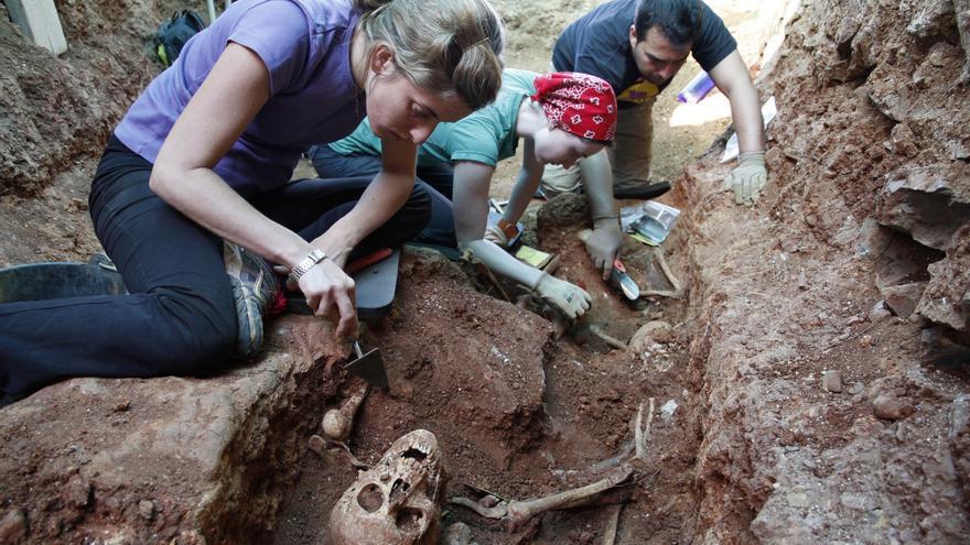 Buscan financiación para exhumar la fosa de Encinasola donde podrían hallarse restos de cinco personas