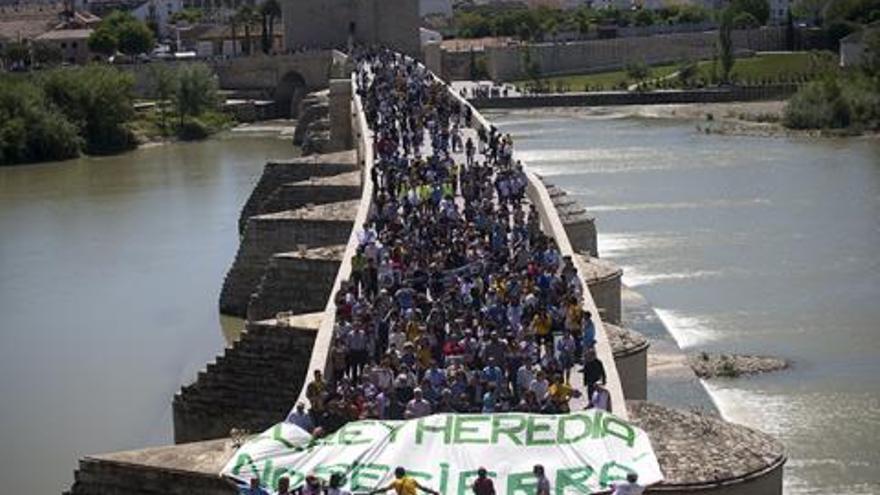 Concentración ciudadana en el Puente Romano contra el cierre del Rey Heredia. (Foto. Acampada Dignidad)
