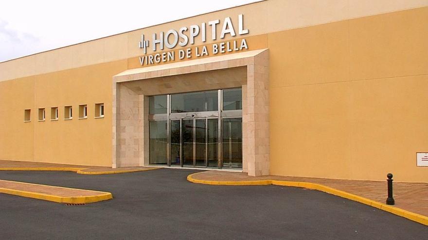 Fachada principal del hospital Virgen de la Bella de Lepe, del que Pascual pretende que la Junta asuma la gestión
