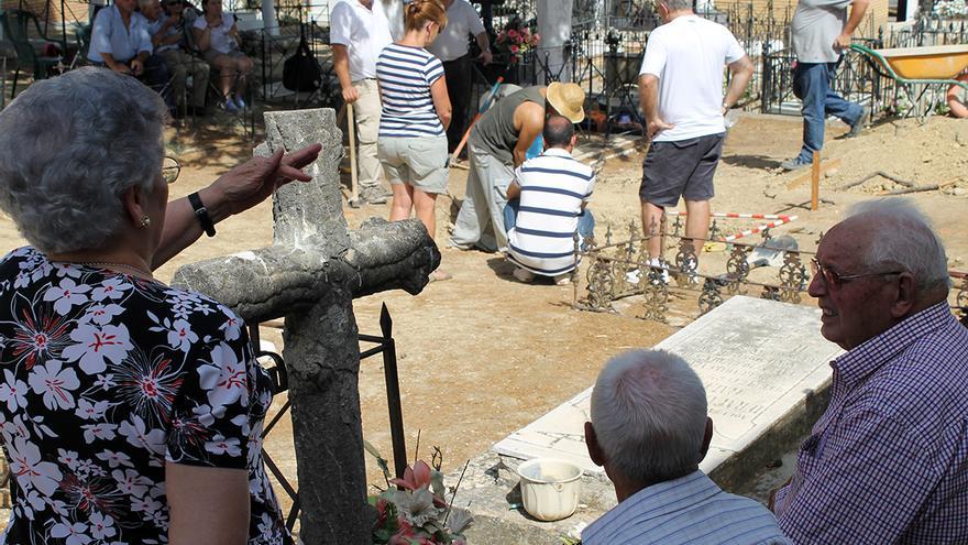 Familiares durante el trabajo arqueológico en el cementerio guadalcaceño. / J.M.B.