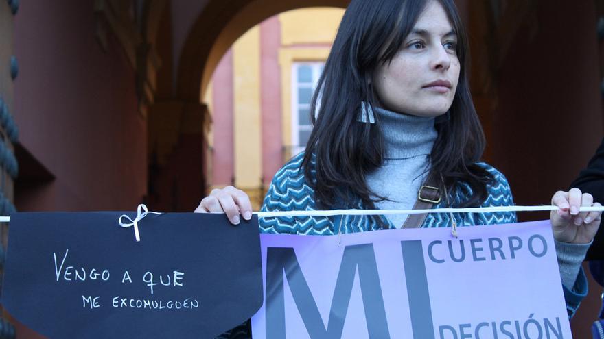 Feministas protestan frente al Palacio Arzobispal de Sevilla.