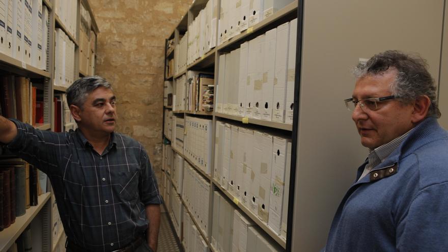 Francisco Escudero y Marcelino Sánchez ante el archivo que contiene los documentos del legado