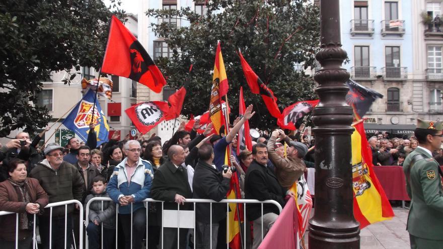 Grupos de extrema derecha se manifiestas a favor de la celebración de La Toma de Granada /Foto: Miguel Gómez