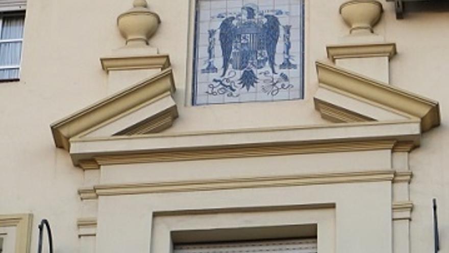 IU pide aprovechar la mejora del mercado del Arenal para retirar de su fachada un escudo franquista