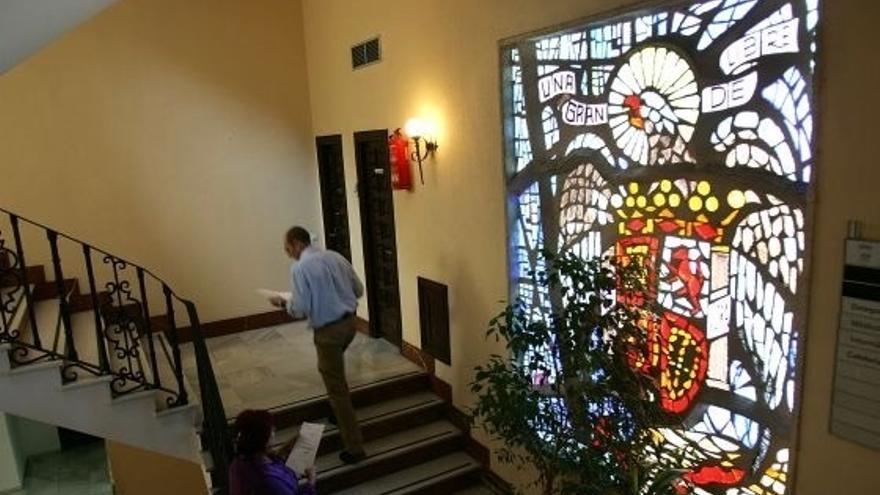 IU pide que se retire un escudo franquista del Ayuntamiento de Marbella