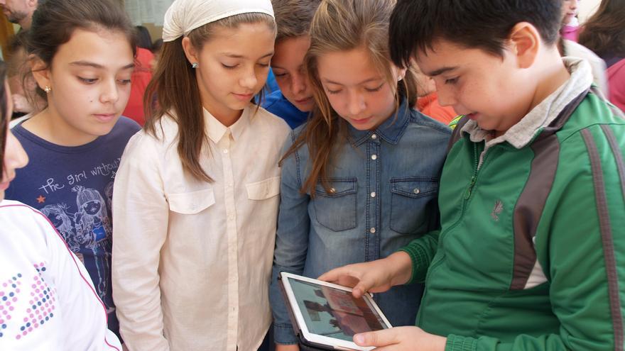 Foto María Iglesias 3: Alumnos de 5º de Primaria del CEIP Huerta Retiro miran en la tablet de la niña siria Aber con el dibujo/mensaje que les ha mandado por mail.