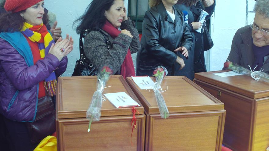 Imagen del funeral, en el cementerio de Guillena (Sevilla), con las cajas que guardan los restos de las 17 rosas
