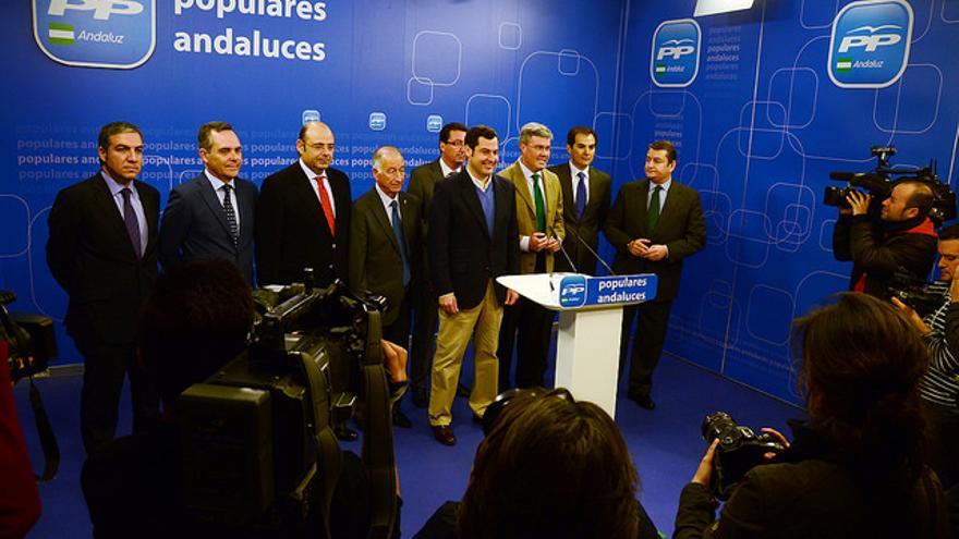 Juan Manuel Moreno Bonilla durante la presentación de su candidatura, rodeado de los barones del PP-A