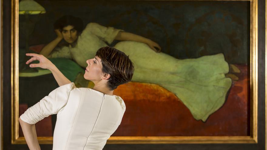 La bailaora Leonor Leal ante un cuadro de Romero de Torres / Félix Vázquez