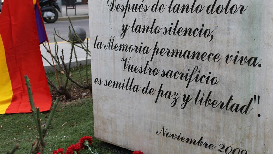 Leyenda del monumento a las víctimas del fascismo en Coria (Sevilla).