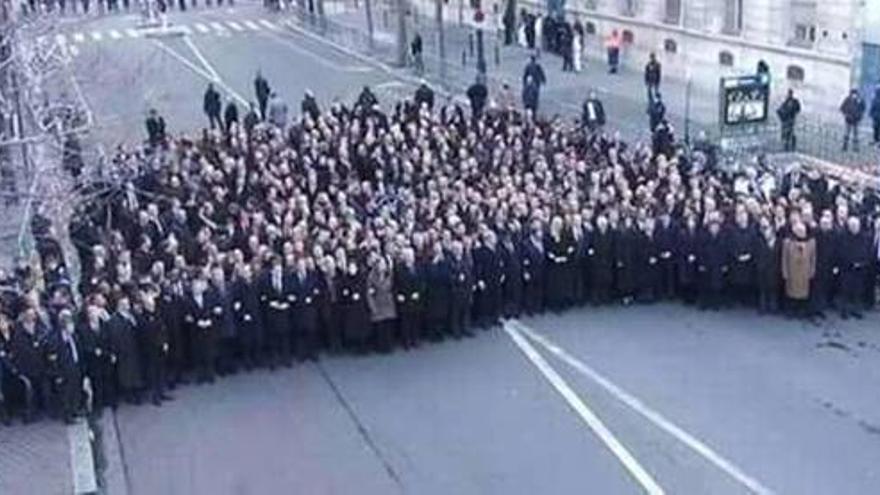 Líderes mundiales encabezando la manifestación de París