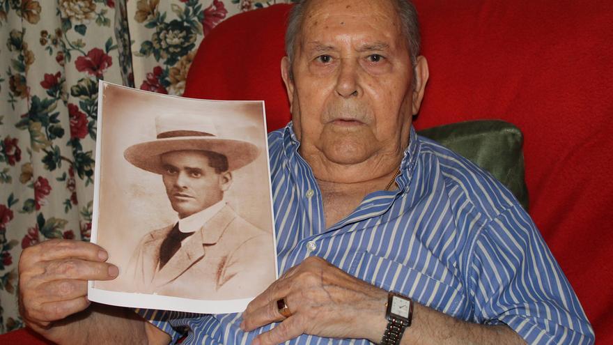 Miguel sostiene la imagen de su padre, Juan Landero.
