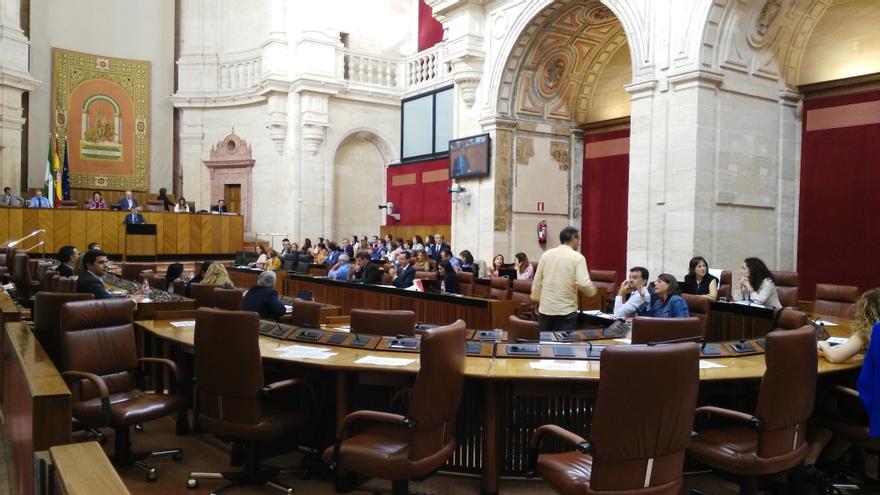 El pleno del Parlamento de Andalucía sin los diputados del PP-A y Podemos.