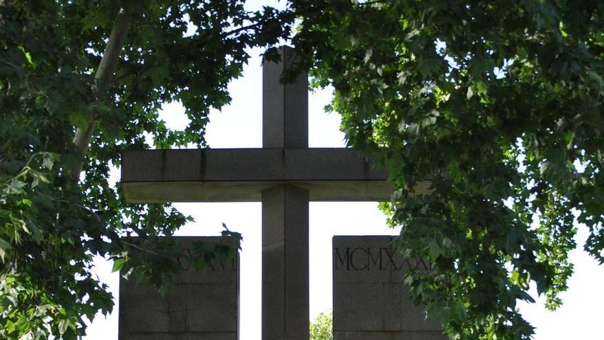 Piden al nuevo gobierno local que "desaparezca" la Cruz de los Caídos junto a los juzgados