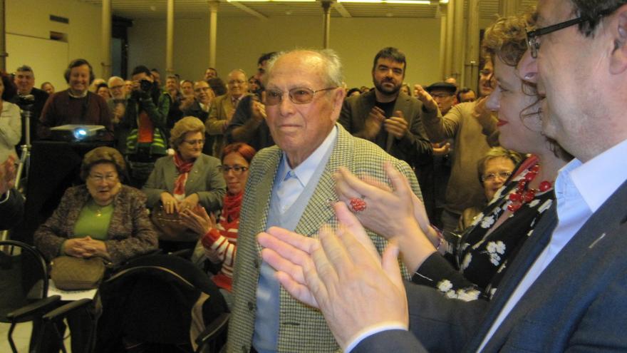 Rafael Martínez recibe el aplauso de la militancia del PCA en el homenaje por sus cien años de vida.