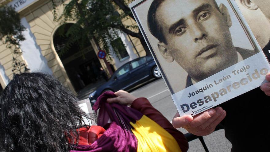 Republicanos sostienen un retrato del bisabuelo de Paco León frente al Teatro de la Maestranza.
