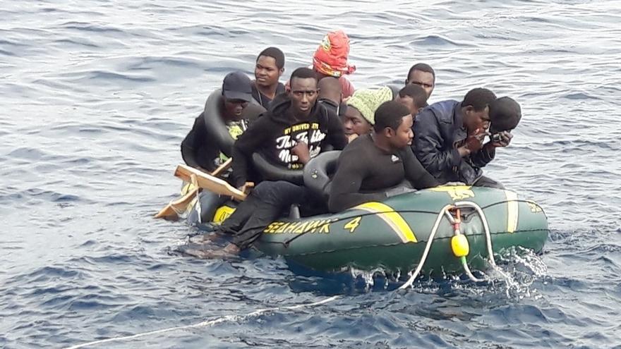 Rescatados otros diez inmigrantes en una patera en el Estrecho, que eleva la cifra a 115 interceptados