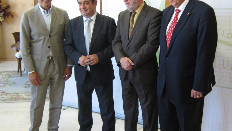 El vicepresidente de la Diputación de Badajoz, Ramón Ropero, primero por la derecha