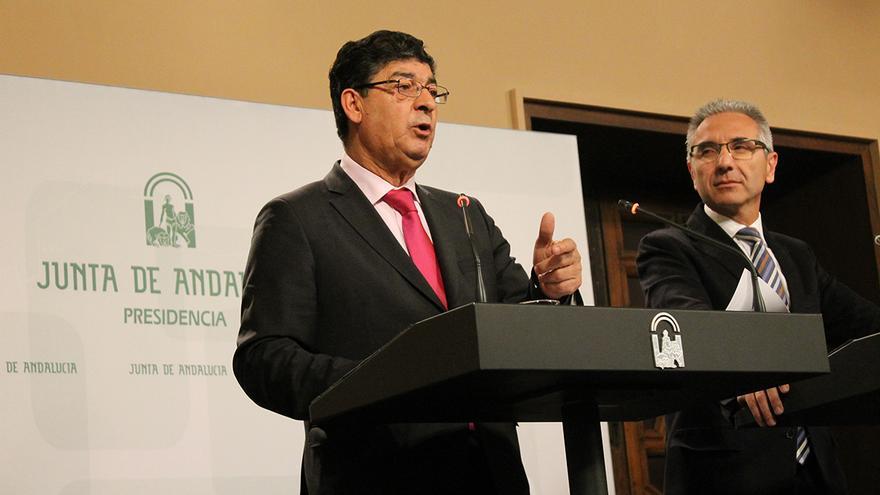 Diego Valderas, vicepresidente de la Junta, y Miguel Ángel Vazquez, portavoz del Gobierno andaluz. / Juan Miguel Baquero