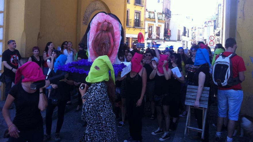 El 'aquellarre feminista' durante su parada en el arco de la Iglesia de la Macarena. 