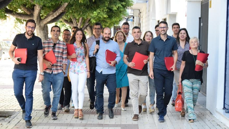 Los dos aspirantes a liderar el PSOE de Málaga obtienen y presentan sus avales en la sede socialista