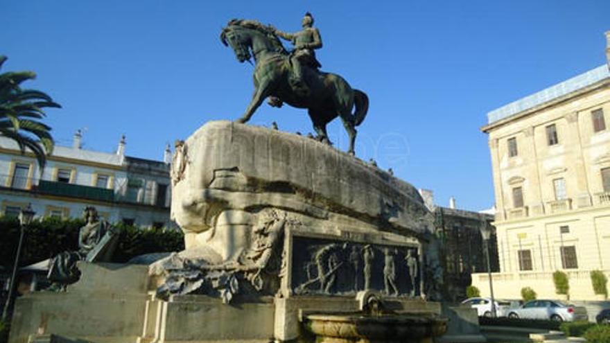 La estatua ecuestre, en la Plaza del Rey.