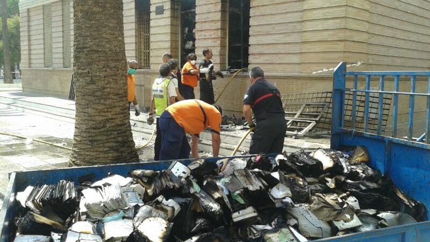 Los documentos quemados están siendo sacados del archivo /Foto: Juanmi Baquero
