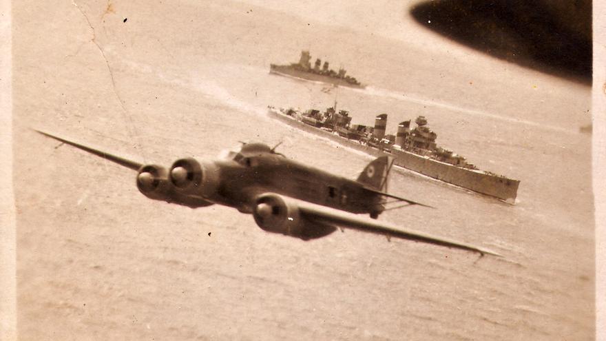 Los buques de guerra Canarias y Cervera, junto a aviones, durante el mayor crimen de guerra del franquismo. / Archivo Rafael Molina