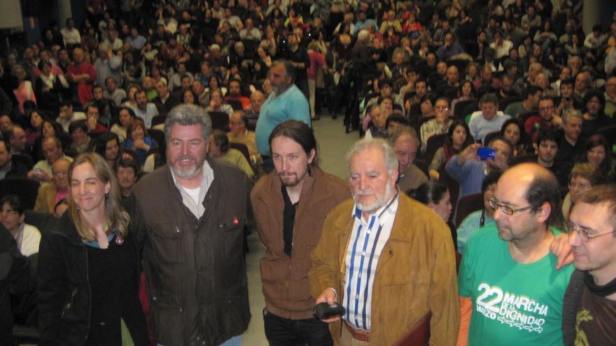 Los representantes de las fuerzas de izquierda en el Foro Social de Frente Cívico, en el salón de actos abarrotado de público.