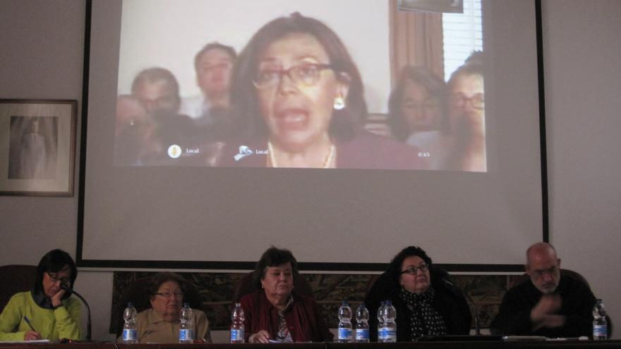 Un momento de la videoconferencia con la abogada argentina Ana Messuti en la pantalla.