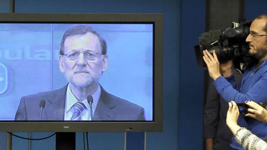 Periodistas siguiendo a Mariano Rajoy en televisión plasma