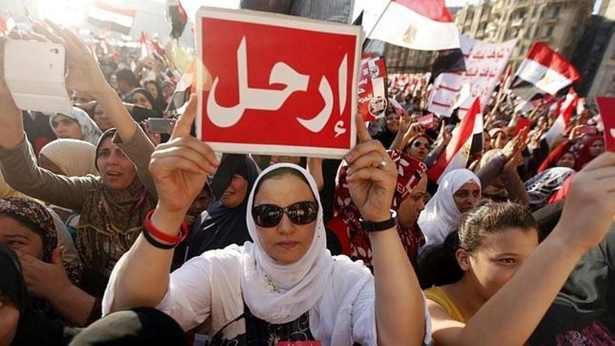 Protestas contra Morsi. Cartel en el que se lee Erhal (vete). (EFE)