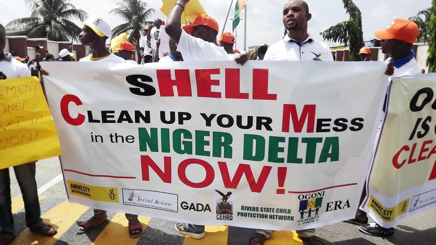 ABRIL. “Shell, limpia tu desorden”: activistas de varias organizaciones se lo dejan así de claro a la compañía petrolera, a la que le exigen que “se haga cargo, pague y limpie” el Delta de Niger. Una demanda civil presentada por cuatro agricultores de la región alega que los derrames de petróleo de oleoductos de Shell han destruido sus medios de vida. La demanda obligó a la empresa a comparecer ante un tribunal holandés de La Haya. #ddhhcontaminados // © Amnesty International  