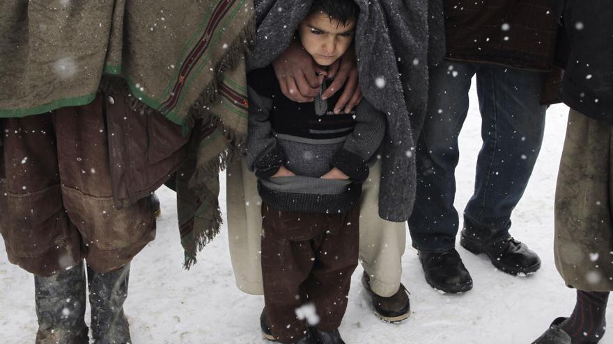 FEBRERO. Quienes tienen que abandonar su hogar debido a los abusos contra los derechos humanos son empujados a los márgenes de la sociedad. En este campo para personas desplazadas internas en Kabul, Afganistán, un niño espera para recibir las mantas y las chaquetas que la ONG alemana Welthungerhife entrega para combatir las bajas temperaturas. Este invierno, uno de los más fríos en los últimos años, ha dejado 40 personas muertas por congelación, la mayoría niños y niñas. #personasRefugiadas // © AP Photo/Musadeq Sadeq