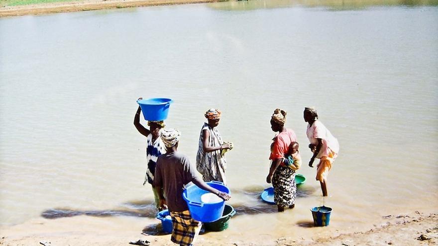 Estas mujeres del África subsahariana dedican varias horas del día a llevar agua limpia a sus hogares/Foro Alternativo Mundial del Agua