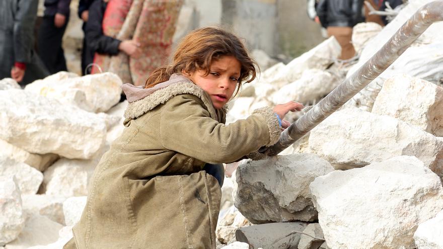 Una niña busca entre los escombros sus pertenencias después de que su casa fuera destruida en Alepo, Siria © Jan A. Nicolas/picture-alliance/dpa/AP Images
