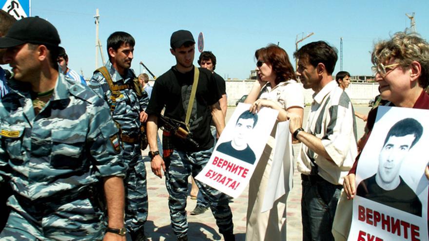 Amigos y colegas se manifiestan por la liberación de Bulat Chilaev y Aslan Israilov, desaparecidos tras ser detenidos por personal militar el 9 de abril de 2006. Grozny, Chechenia, Federación Rusa, mayo de 2006 © Memorial