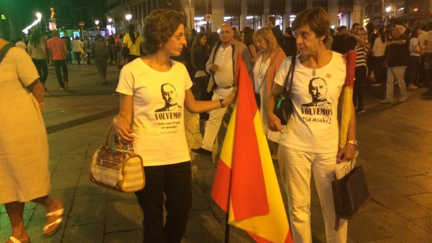 Dos mujeres con camisetas del dictador Francisco Franco en la Puerta del Sol de Madrid