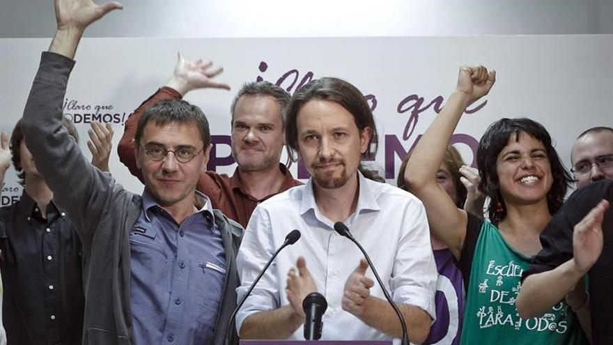 Pablo Iglesias, Juan Carlos Monedero y Teresa Rodríguez, de Podemos, celebran sus cinco escaños