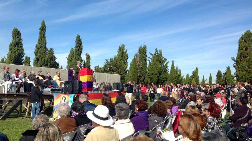 Inauguración del monumento en homenaje a más de 1.500 fusilados por el franquismo en León, impulsado por el Foro de la Memoria (Foto: Olga Rodríguez)
