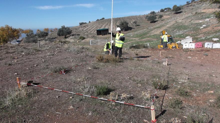 Los investigadores trabajan en la posible fosa de Lorca, en el Peñón del Colorado, Alfacar (Granada)