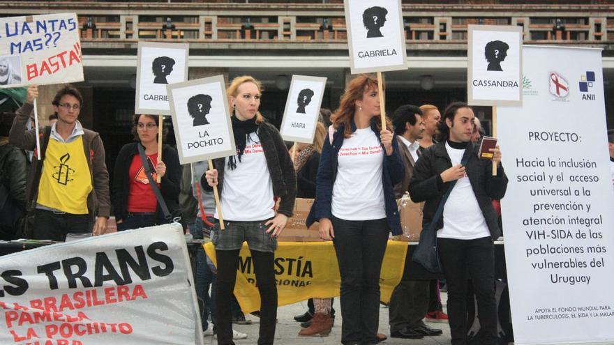 Manifestación a favor de los derechos de las personas transexuales de Amnistía Internacional Uruguay © AI