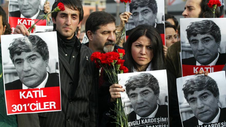 Manifestantes turcos con fotos del periodista Hrant Dink, muerto en una protesta en Estambul, Turquía, en enero de 2007 © APGraphicsBank