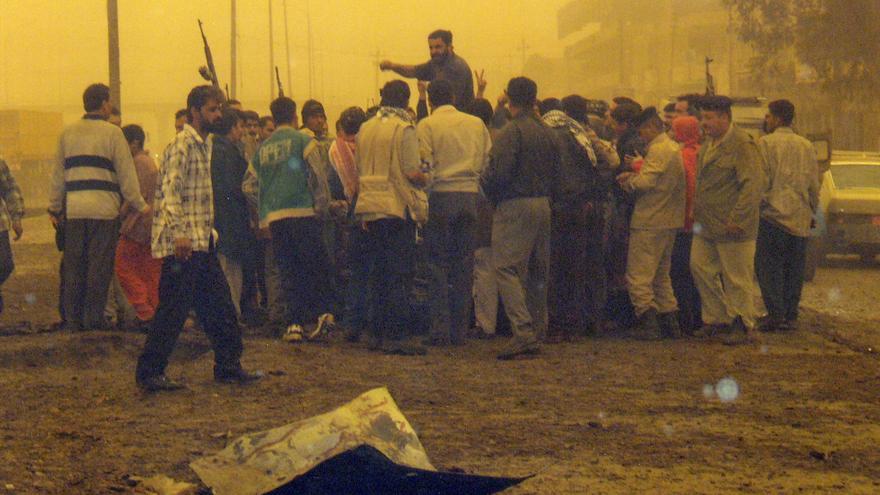 Población iraquí protestando tras un bombardeo estadounidense contra un mercado. Murieron al menos 20 personas, la mayoría mujeres y niños (Bagdad, 2003. Foto: Olga Rodríguez)