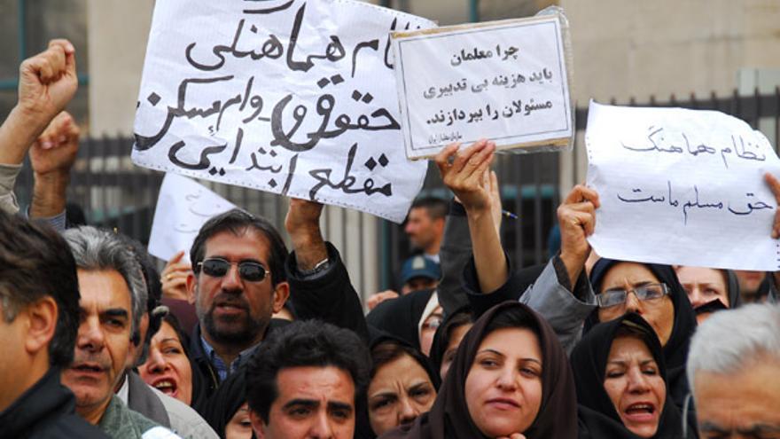 Profesores de Irán protestan por las condiciones de trabajo y salariales en frente del parlamento en Teherán, marzo de 2007. © www.kosoof.com